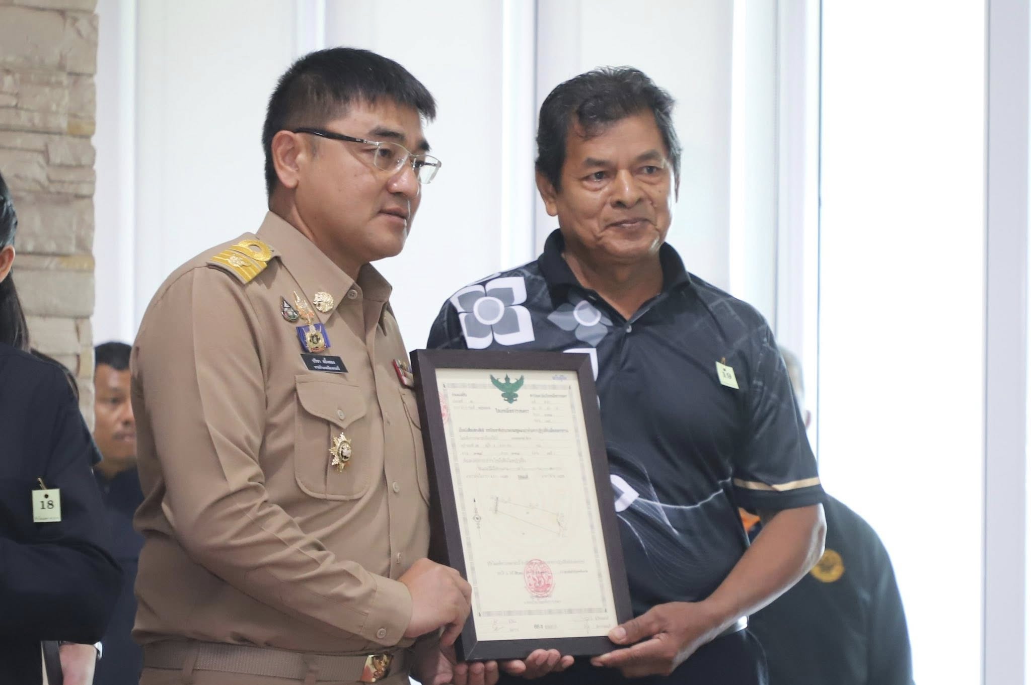 title - รมช.เกษตรฯ มอบโฉนดเพื่อการเกษตร โฉนดต้นไม้ ยกระดับที่ดินทำกินในกระบี่ หนุนเกษตรกรเข้าถึงแหล่งทุน